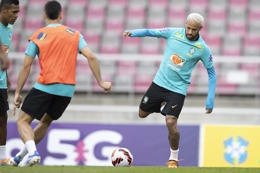 Neymar deixa treino mais cedo após sofrer pisão e vira dúvida na seleção