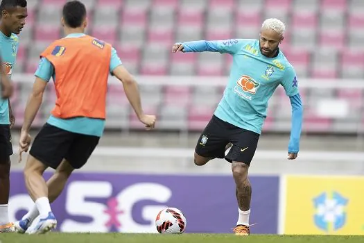 Neymar deixa treino mais cedo após sofrer pisão e vira dúvida na seleção