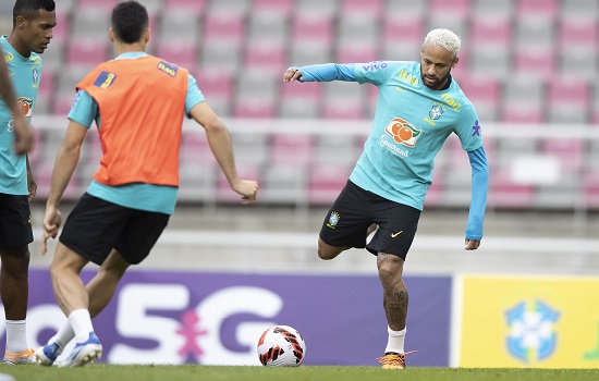 Neymar deixa treino mais cedo após sofrer pisão e vira dúvida na seleção