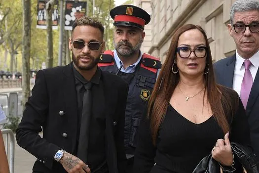 Neymar vai a tribunal, mas é dispensado do 1º dia de julgamento por corrupção