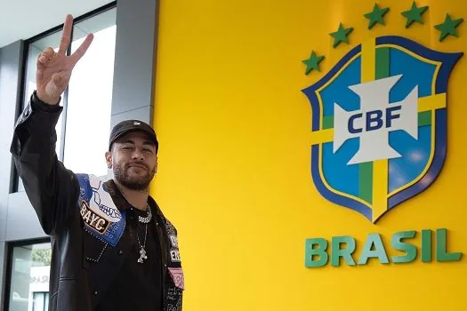 Neymar se apresenta e seleção brasileira só aguarda Everson para ficar completa