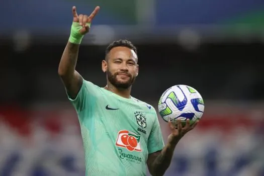 Neymar cai sobre a mão e dá susto em treino da seleção brasileira em Belém