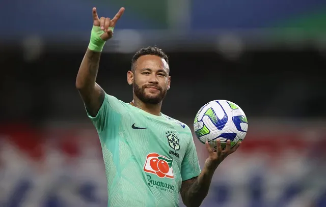 Neymar cai sobre a mão e dá susto em treino da seleção brasileira em Belém