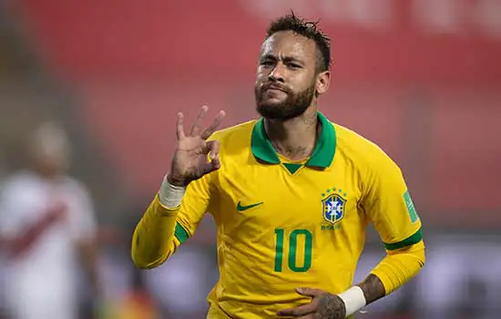 Com 3 gols de Neymar