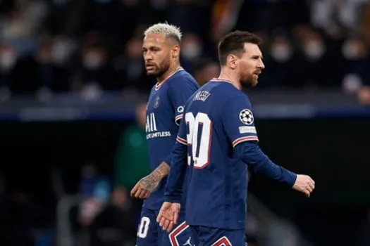 Torcida do PSG protesta no CT, pede a saída de toda diretoria e ataca Neymar e Messi