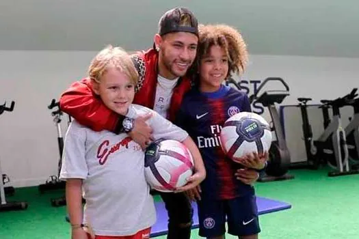 Mesmo em meio a polêmicas, Neymar é querido pelas crianças parisienses