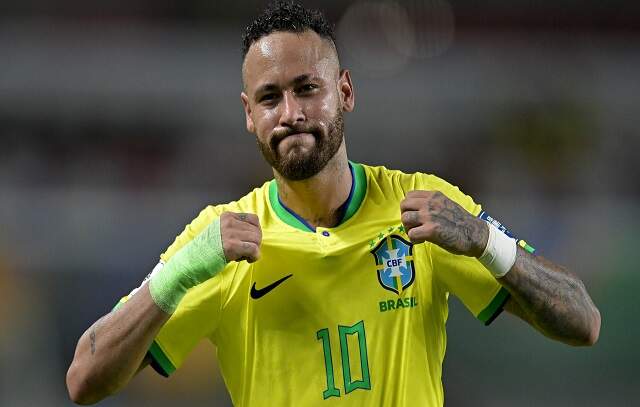 Neymar ganha placa da CBF após bater marca de Pelé e afasta comparações