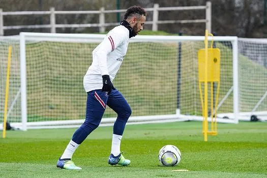 Neymar treina em campo e é relacionado para partida do PSG contra o Real Madrid