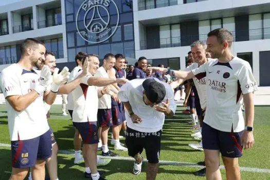 Neymar se despede dos companheiros no PSG e deixa camisa 10 com Dembélé