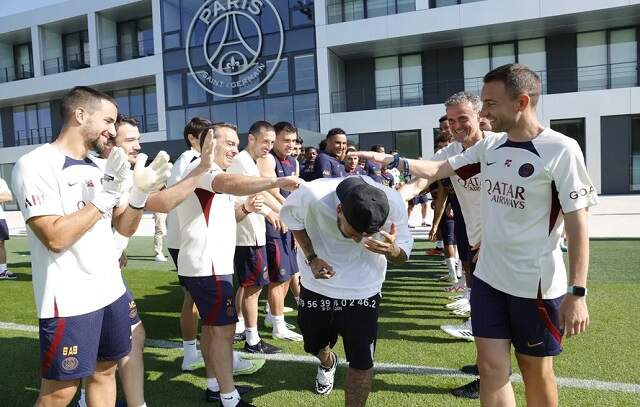 Neymar se despede dos companheiros no PSG e deixa camisa 10 com Dembélé