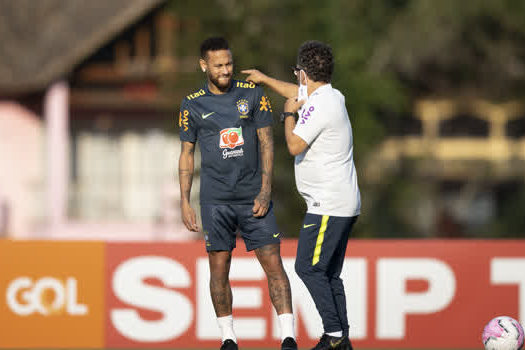 Neymar sente desconforto na lombar e é dúvida para estreia do Brasil na competição