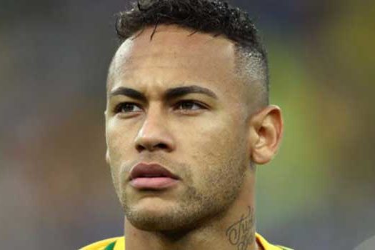 Neymar é atingido por pipocas após empate entre Brasil e Venezuela pelas Eliminatórias