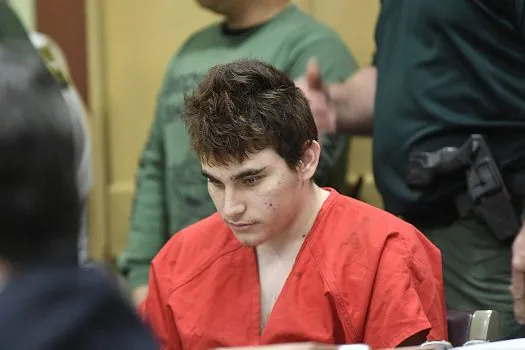 Júri condena Nikolas Cruz à prisão perpétua por massacre na escola na Flórida