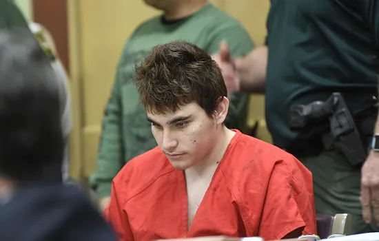 Júri condena Nikolas Cruz à prisão perpétua por massacre na escola na Flórida