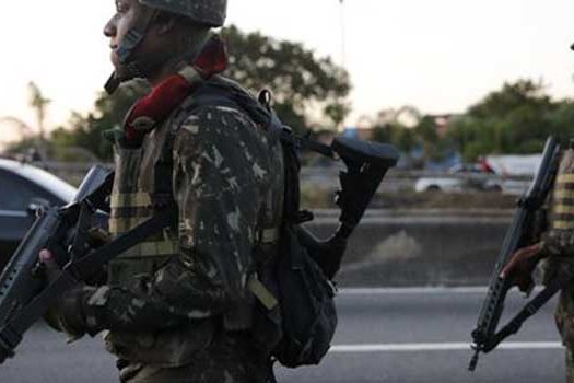 Forças Armadas e policiais militares e civis fazem operação em Niterói