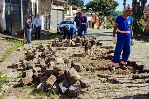 Ribeirão Pires realiza manutenção de paralelepípedos na Vila Suissa