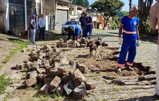 Ribeirão Pires realiza manutenção de paralelepípedos na Vila Suissa