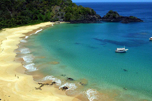 Fernando de Noronha deixa de exigir testes de covid-19 para turistas