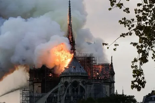 Incêndio atinge a Catedral de Notre-Dame, em Paris