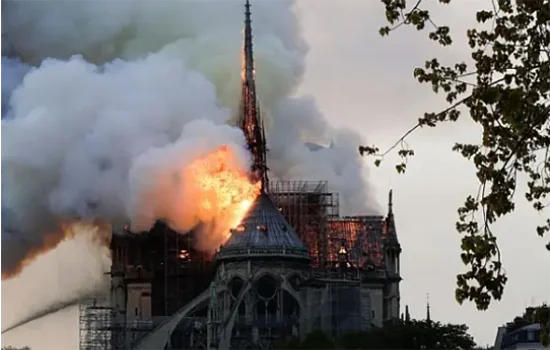 Incêndio atinge a Catedral de Notre-Dame