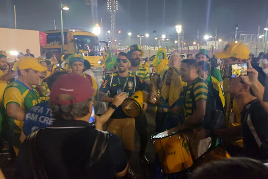 Torcida brasileira visita CT da seleção na véspera do jogo contra a Sérvia