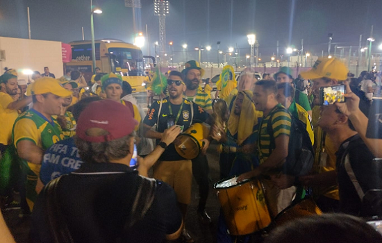 Torcida brasileira visita CT da seleção na véspera do jogo contra a Sérvia