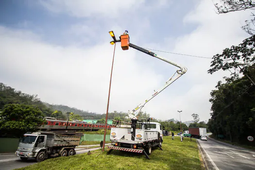 Trevo que liga avenidas Santo André e Kaethe Richers ganha nova iluminação