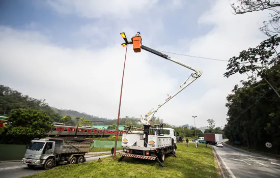 Trevo que liga avenidas Santo André e Kaethe Richers ganha nova iluminação