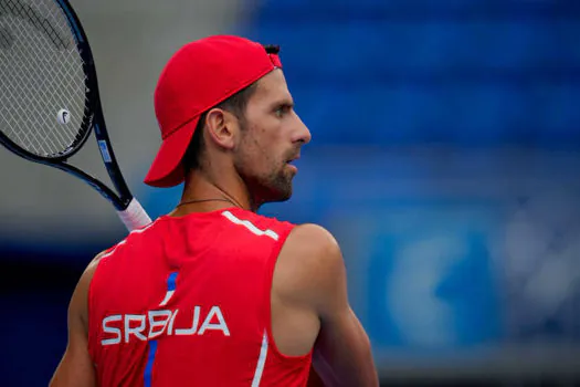 Tênis: Após quase dois meses afastado das quadras, Novak Djokovic vence em Paris