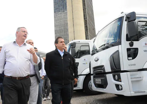 Luiz Marinho entrega novos veículos e equipamentos para limpeza urbana