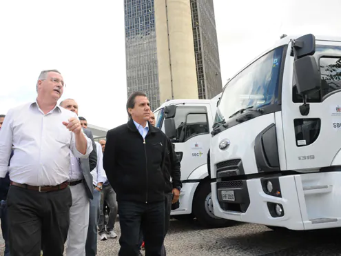 Luiz Marinho entrega novos veículos e equipamentos para limpeza urbana