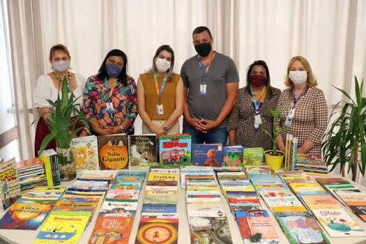 Educação de Ribeirão Pires doa livros novos à Biblioteca Municipal