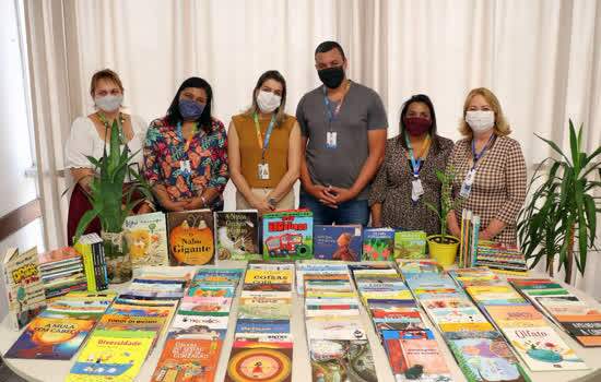 Educação de Ribeirão Pires doa livros novos à Biblioteca Municipal