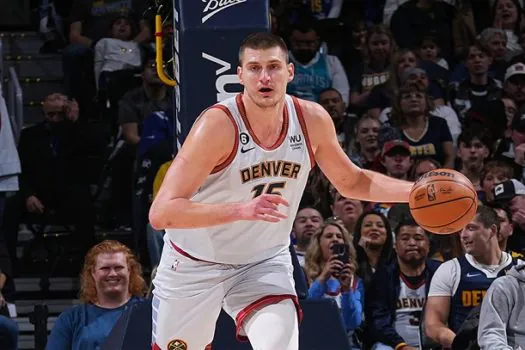 Nikola Jokic comanda Denver Nuggets em vitória sobre Memphis Grizzlies na NBA