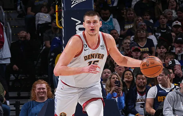 Nikola Jokic comanda Denver Nuggets em vitória sobre Memphis Grizzlies na NBA