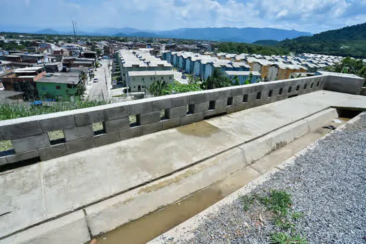 Governo de SP entrega obras de contenção em encostas em Guarujá