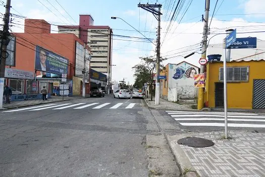 Obras de drenagem bloqueiam parte da rua Senador Flaquer, no Centro de Santo André