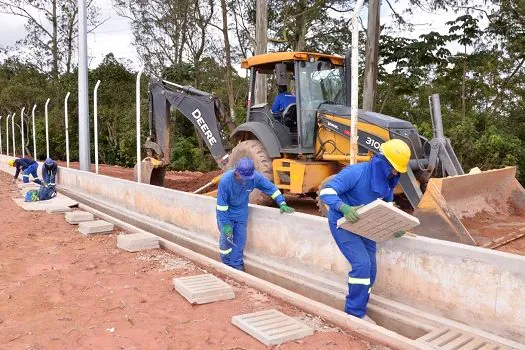 Campo do Esporte Clube Rio Avante, no Parque Miami, passa por obras de revitalização