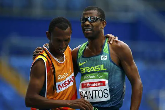 Odair Santos conquista primeira medalha brasileira na Paralimpíada