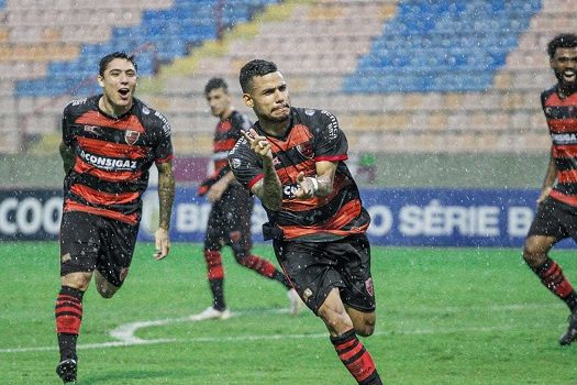 Oeste e Figueirense se enfrentam na tentativa de escapar da parte de baixo da tabela