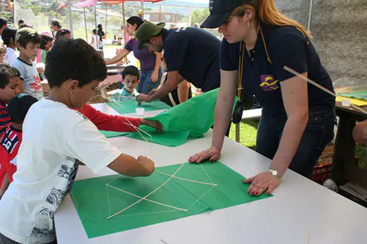 Centro Pop realiza oficina de pipas na Biblioteca Monteiro Lobato