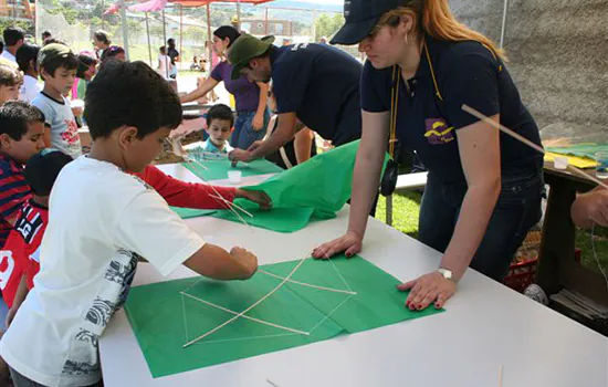 Centro Pop realiza oficina de pipas na Biblioteca Monteiro Lobato