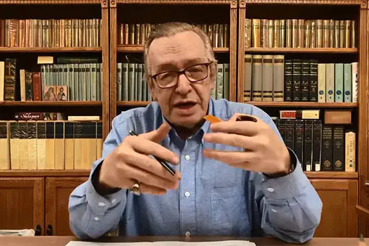 Olavo de Carvalho diz que Bolsonaro deve renunciar se não defender ‘os mais fiéis amigos’