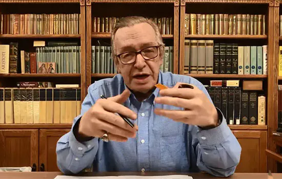 Olavo de Carvalho diz que Bolsonaro deve renunciar se não defender ‘os mais fiéis amigos’