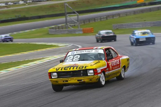 Emoção extra na Old Stock Race: os motores dos Opalas vão roncar em Interlagos, à noite!