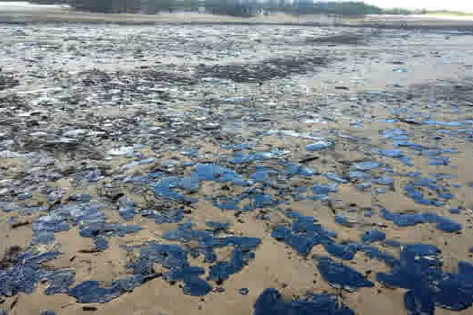 Marinha vai notificar 30 navios de dez países após triagem sobre manchas de óleo