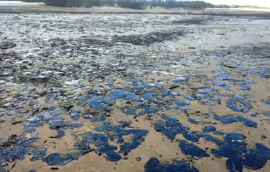 Marinha vai notificar 30 navios de dez países após triagem sobre manchas de óleo