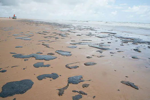 Ibama e Marinha dizem que ineditismo afeta contenção de óleo em praias do Nordeste