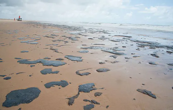 Ibama e Marinha dizem que ineditismo afeta contenção de óleo em praias do Nordeste