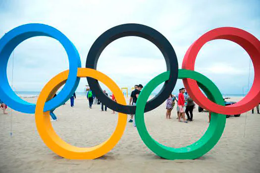 Copacabana ganha escultura de arcos olímpicos